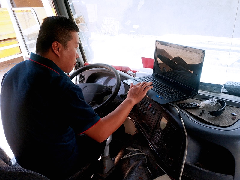 L'équipe de service Sinotruk propose la détection des pannes, le diagnostic et d'autres supports techniques pour les clients.