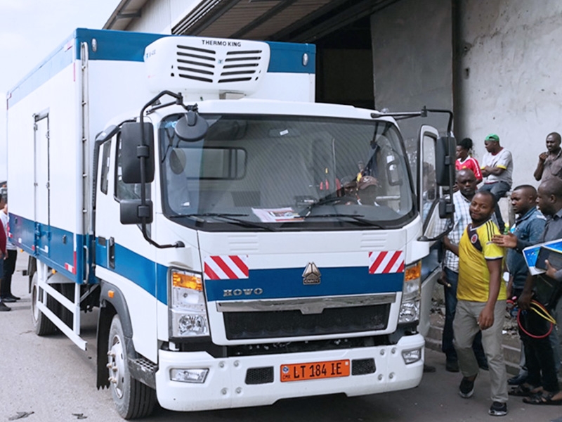 Le premier lot de camions légers frigorifiques HOWO de SINOTRUK a été assemblé et livré sur le site du concessionnaire