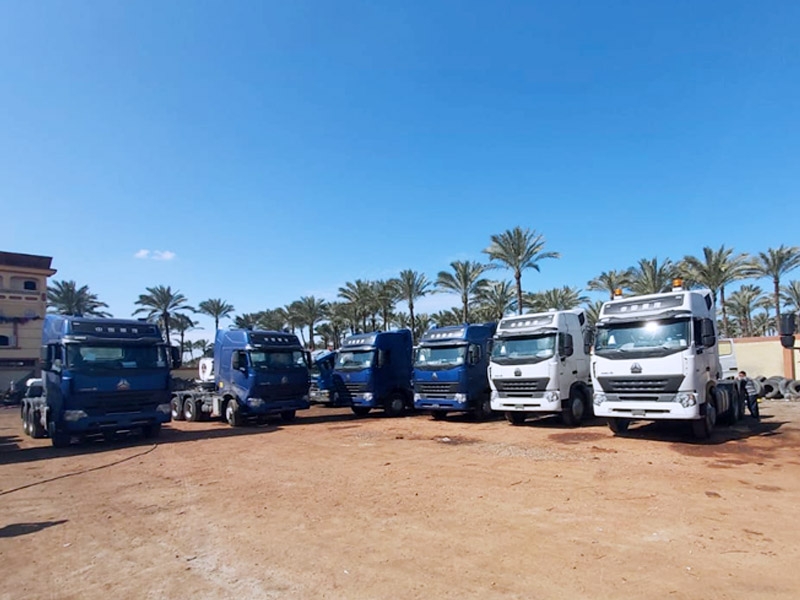 Les tracteurs routiers 6x4 ont été livrés à un client impotant du transport de ciment, le client a gentiment pris des photos avec l'équipe de vente de SINOTRUK.