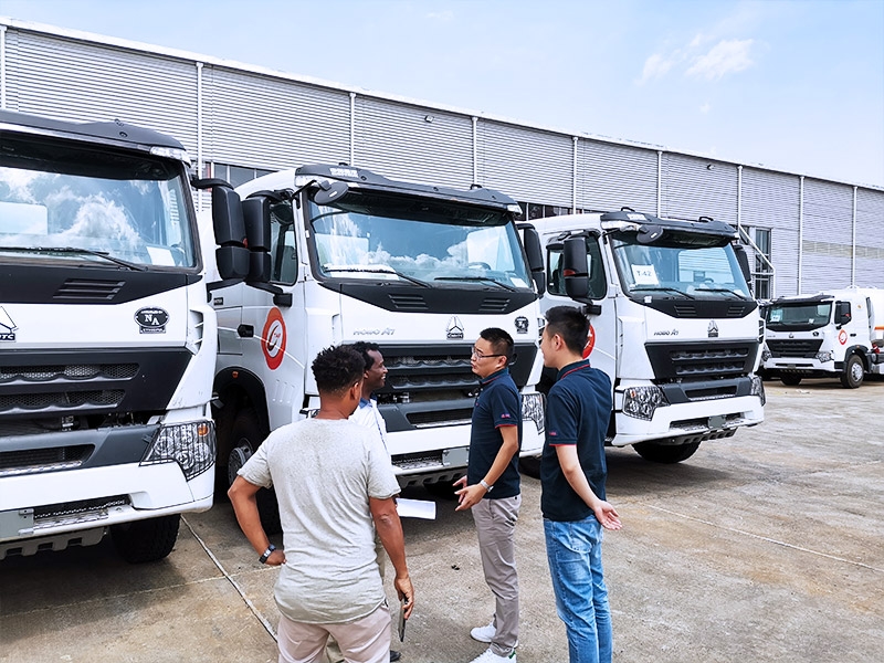 Les techniciens réparent les pannes des camions et donnent des rétroaction sur les problèmes de qualité.