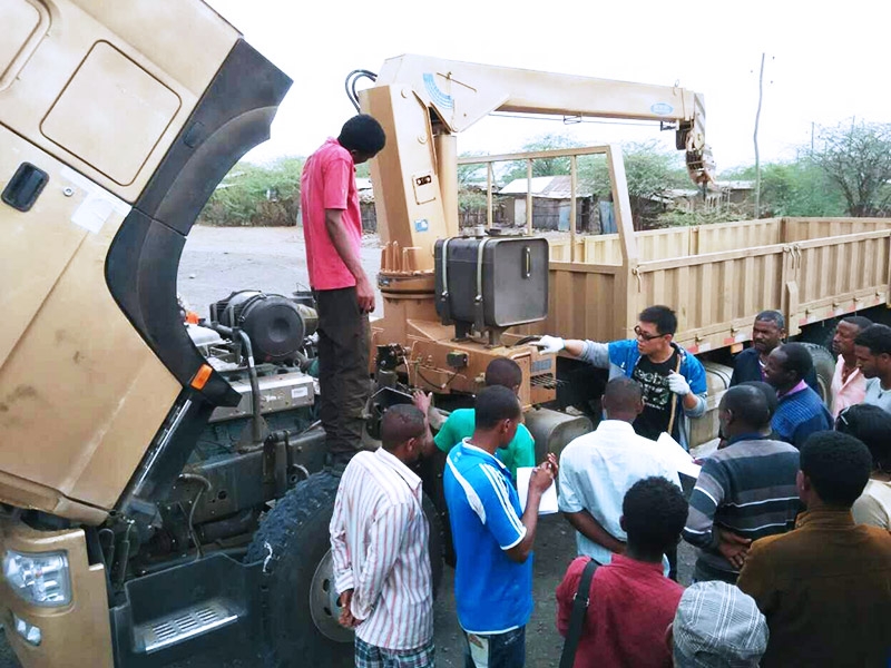 SINOTRUK a effectué la formation sur site aux clients en combinant théorie et pratique pour améliorer l'effet de la formation.