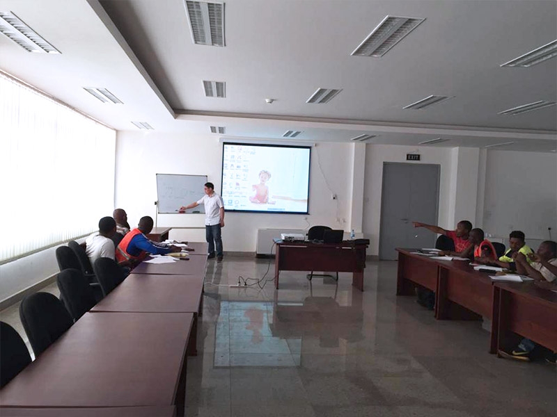 La formation du bureau de représentation de SINOTRUK en Tanzanie à Dangote Industry (T) Limited, plus de 600 chauffeurs, mécaniciens et techniciens ont participé à notre programme