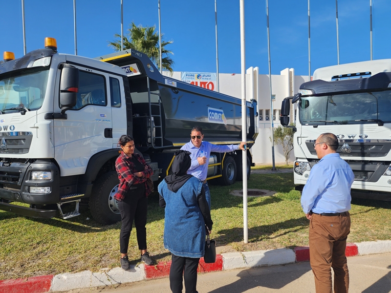 Salon international de l'automobile de Sousse, les utilisateurs finaux visitent le camion sinotruk