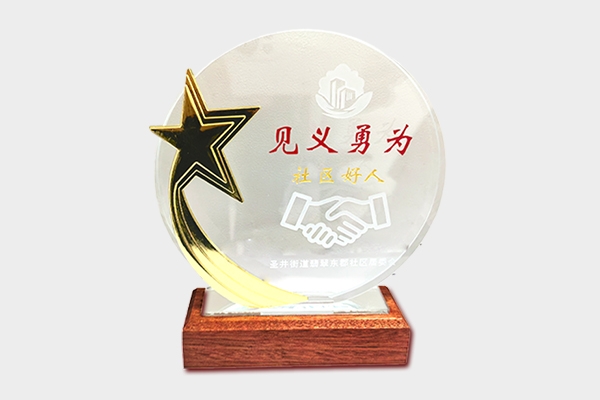 点赞丨“逆行”真英雄，救火显担当！